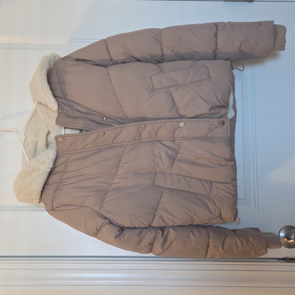 Hollister Jackets & Blazers - Hollister Beige Puffer Jacket with Hood